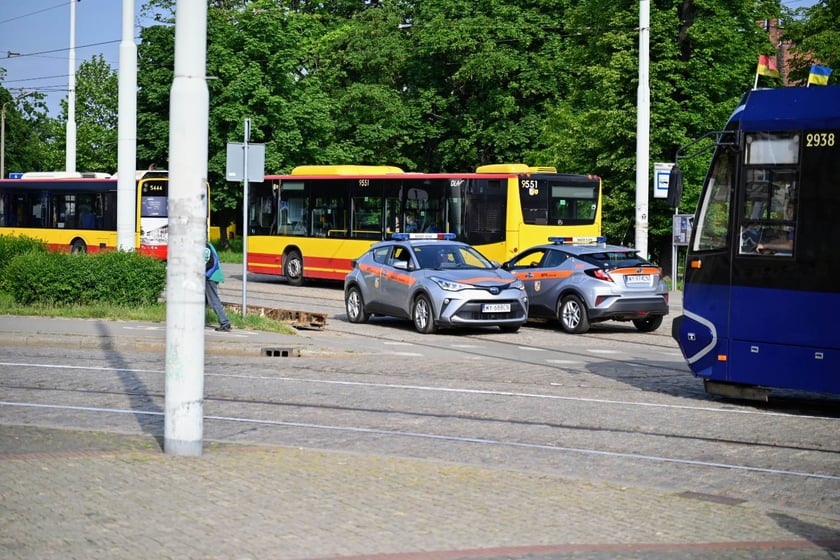 Na parkingu pod dworcem Wrocław Nadodrze czekały na mieszkańców trzy autobusy MPK.