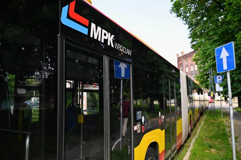 Na parkingu pod dworcem Wrocław Nadodrze czekały na mieszkańców trzy autobusy MPK.