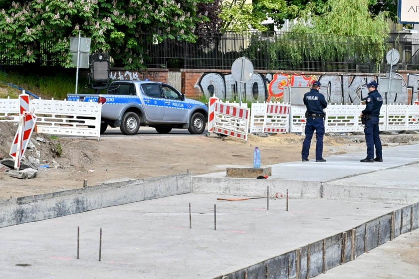 Policjanci bez przerwy od wczoraj pilnują miejsca, gdzie leży bomba.