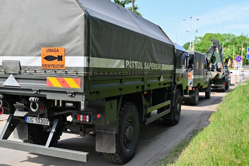 Pojazdy saperów jadą na plac budowy na ul. Reymonta, gdzie została znaleziona bomba.