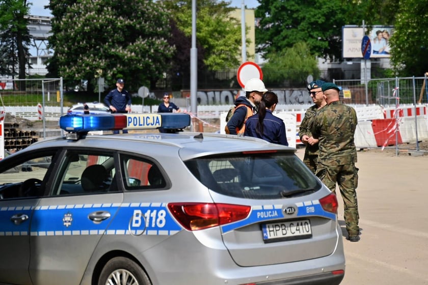 Tuż przed akcją ostatnie uzgodnienia z żołnierzy z policjantami.