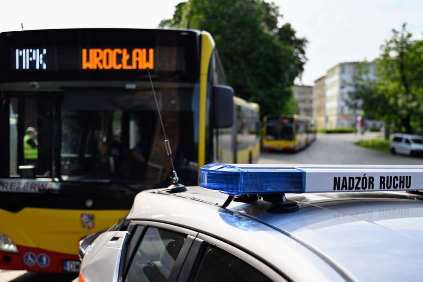 Na parkingu pod dworcem Wrocław Nadodrze czekały na mieszkańców trzy autobusy MPK.