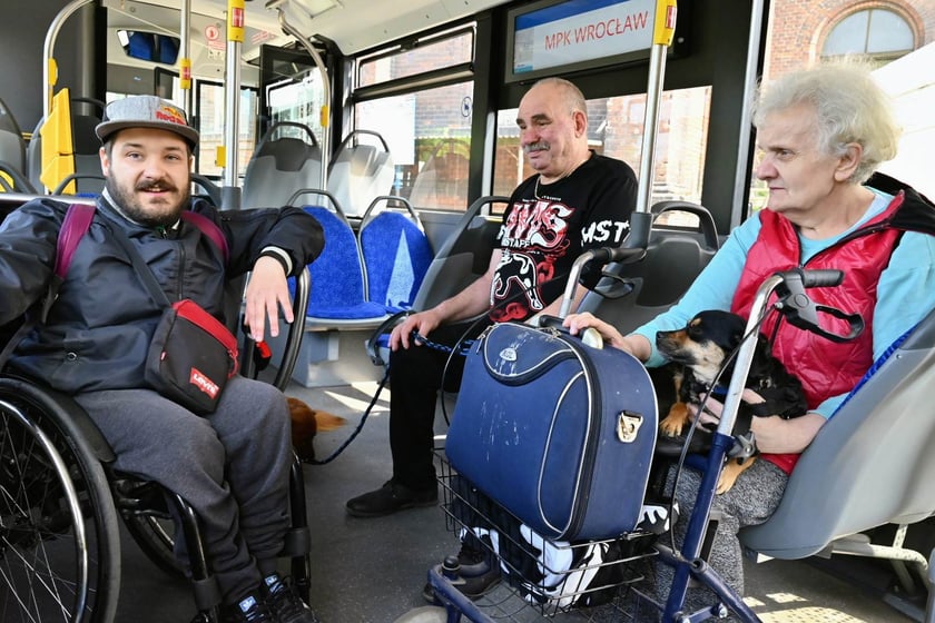 Mieszkańcy pl. Staszica w autobusie do ewakuacji: Andrzej Brożek, Kazimierz Krukowski i Ewa Kulpa.&nbsp;Pan Andrzej musiał zostawić w domu dwa psy i trzy koty. Nie m&oacute;gł ich zabrać, bo porusza się na w&oacute;zku. Pani Ewa wzięła ze sobą suczkę Czarną.