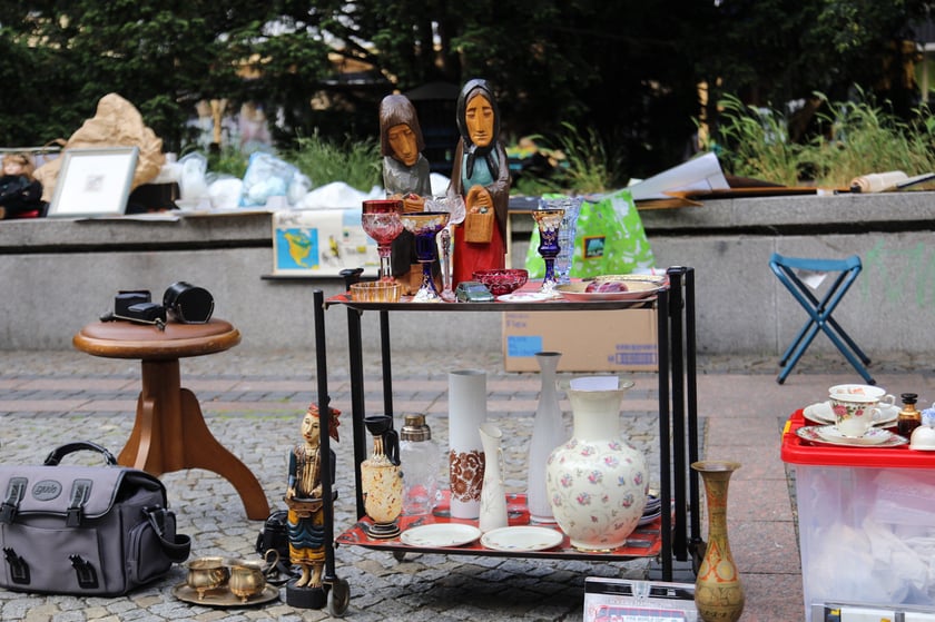 Giełda staroci na placu pod katedrą Marii Magdaleny