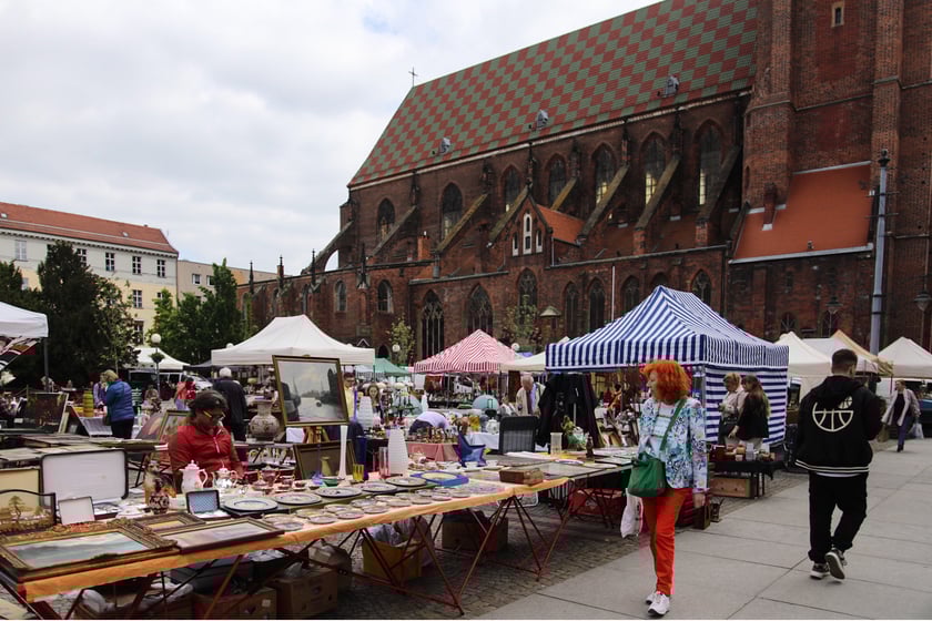 Giełda staroci na placu pod katedrą Marii Magdaleny