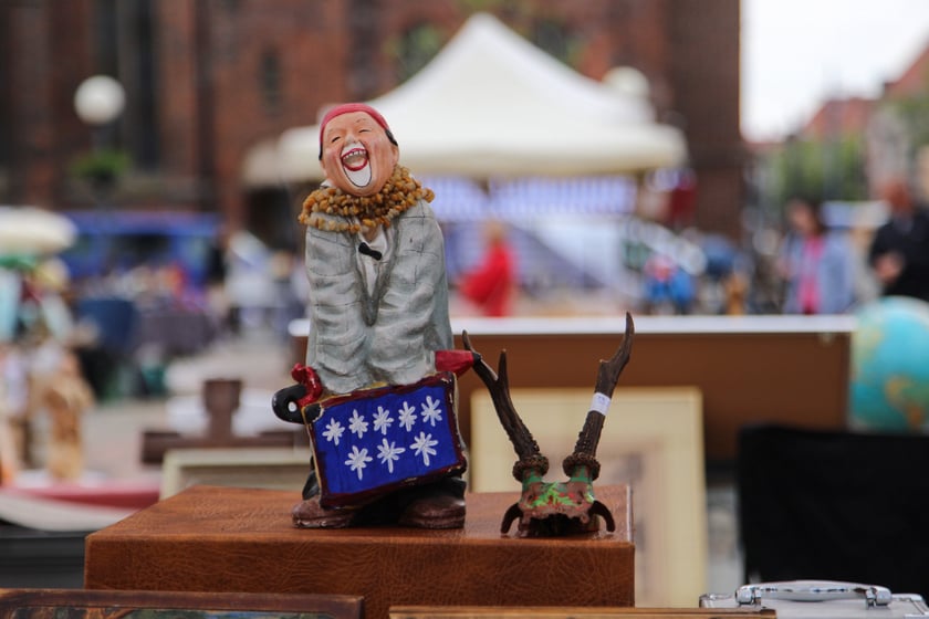 Giełda staroci na placu pod katedrą Marii Magdaleny
