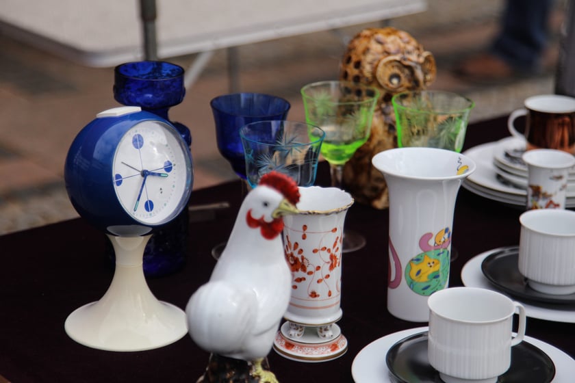 Giełda staroci na placu pod katedrą Marii Magdaleny