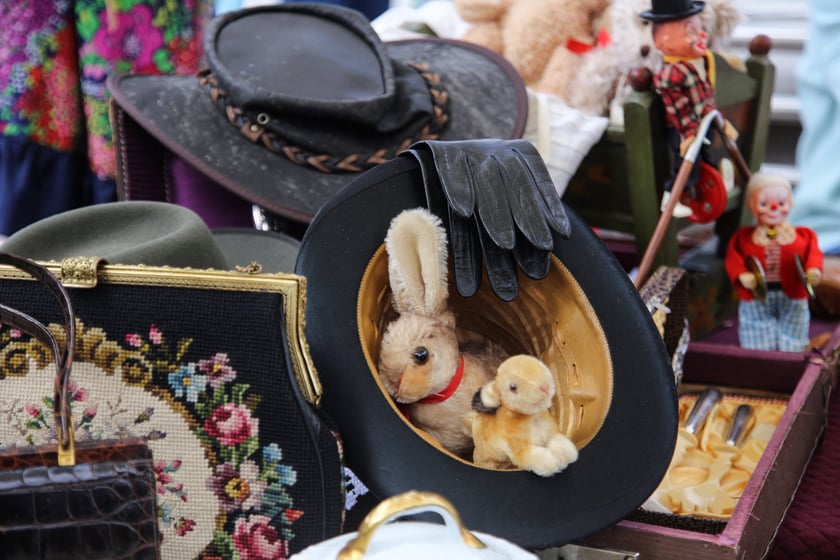 Giełda staroci na placu pod katedrą Marii Magdaleny