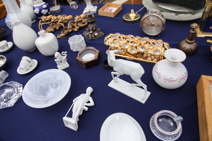 Giełda staroci na placu pod katedrą Marii Magdaleny