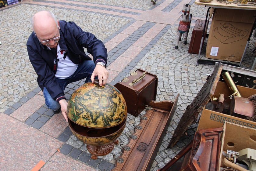 Giełda staroci na placu pod katedrą Marii Magdaleny