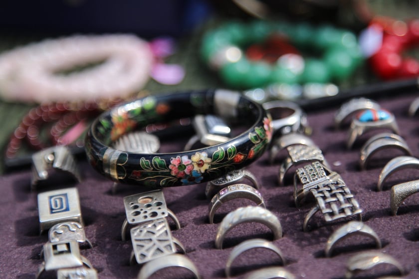 Giełda staroci na placu pod katedrą Marii Magdaleny