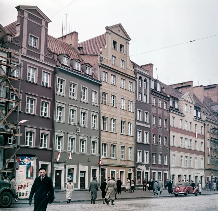 Wrocław na zdjęciach Włodzimierza Kałdowskiego. Blok śródrynkowy od północnego wschodu, 1960