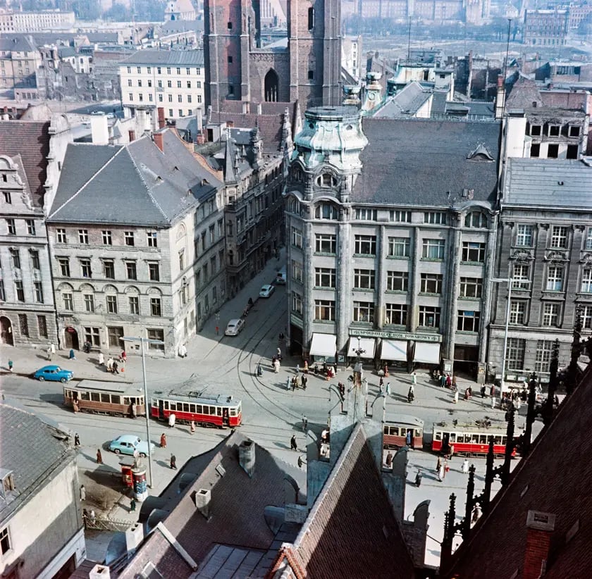 Widok z wieży ratusza na wschodnią stronę Rynku i ulicę Kurzy Targ, około 1960