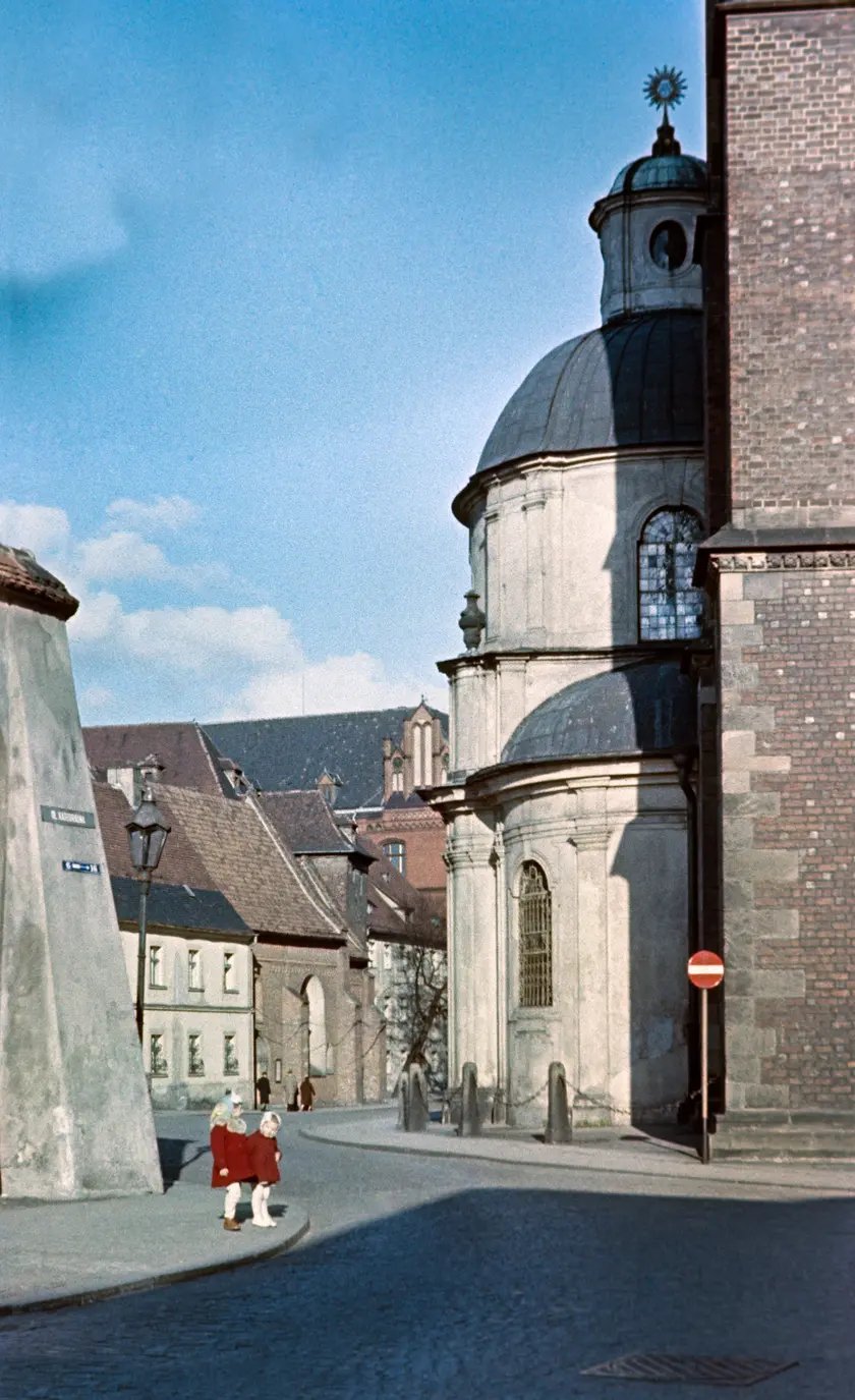 Wrocław na zdjęciach Włodzimierza Kałdowskiego. Ulica Katedralna, lata 60. XX wieku
