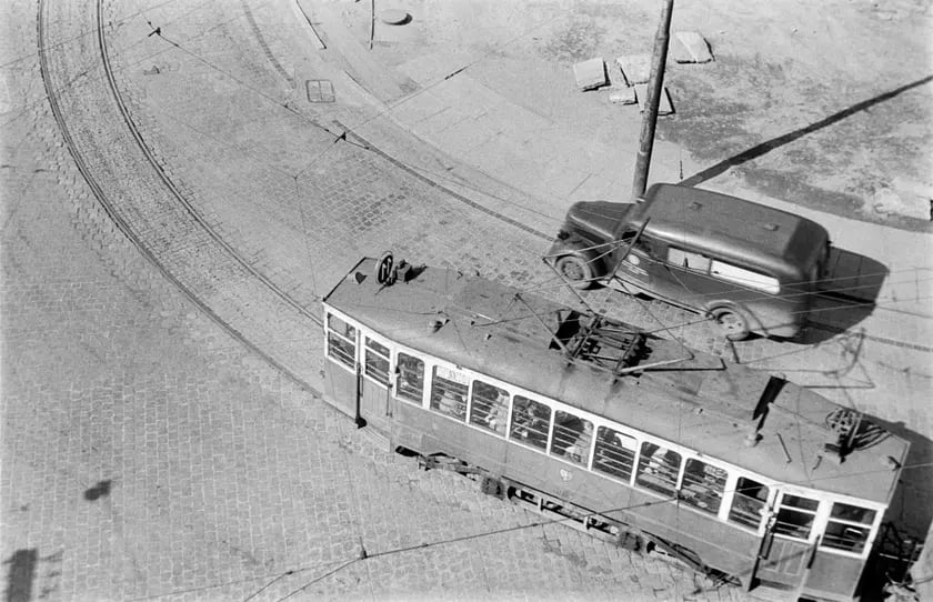 Wrocław na zdjęciach Włodzimierza Kałdowskiego. Widok z okna Uniwersytetu na ulicę Grodzką, 1956