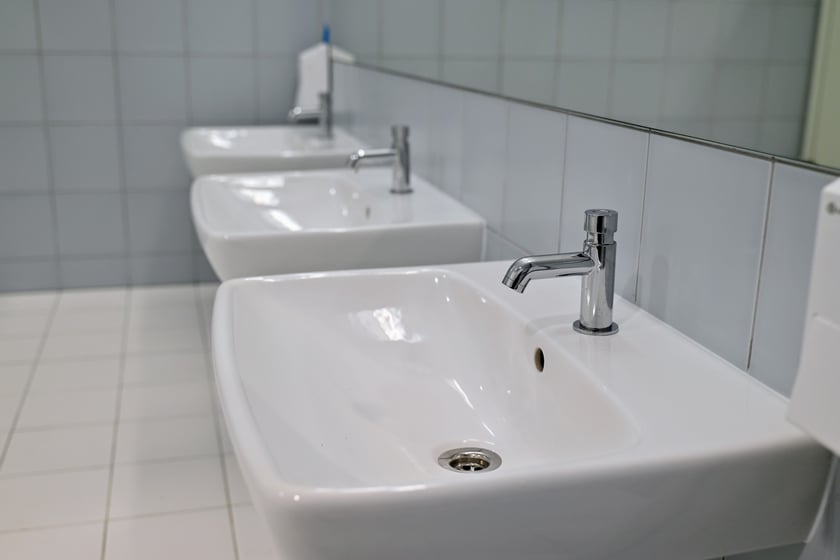Łazienki dla najmłodszych są już wykończone. Wszystko jest tu dostosowane do wzrostu maluchów.