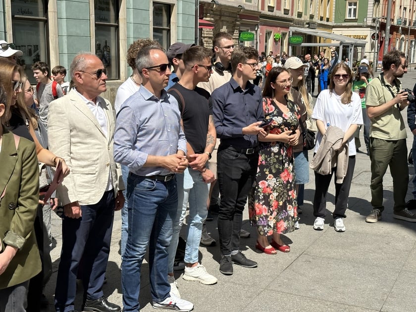 Uczestnicy spotkania z okazji zaprezentowania drzewa przyjaźni polsko-indyjskiej we Wrocławiu