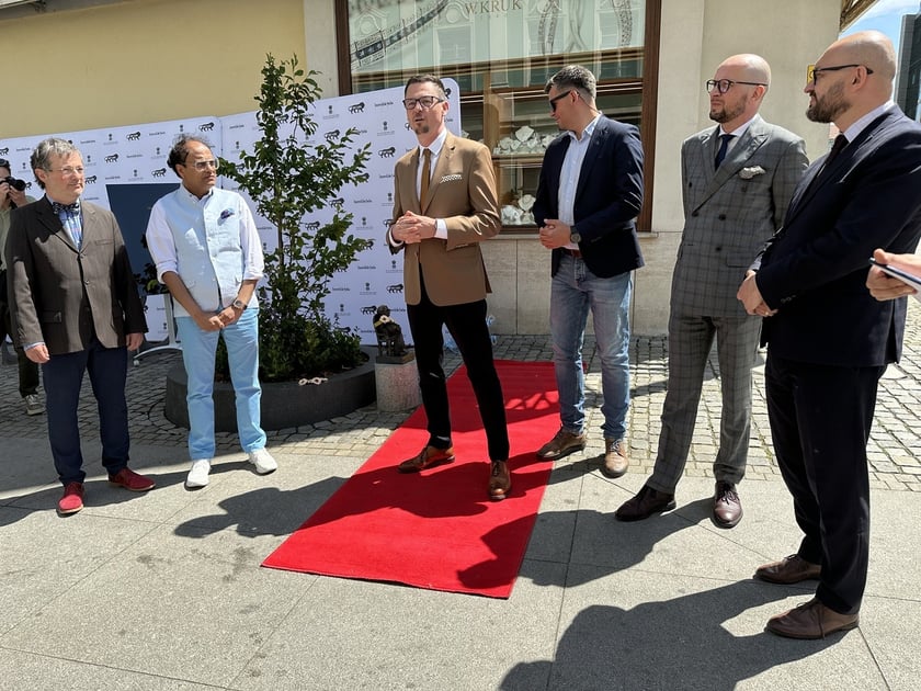 Uczestnicy spotkania z okazji zaprezentowania drzewa przyjaźni polsko-indyjskiej we Wrocławiu