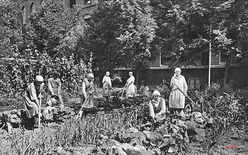Lata 1920-1930, zajęcia w ogrodzie