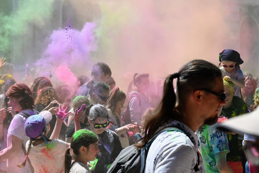 Radosne i bardzo kolorowe święto Holi na dworcu świebodzkim.