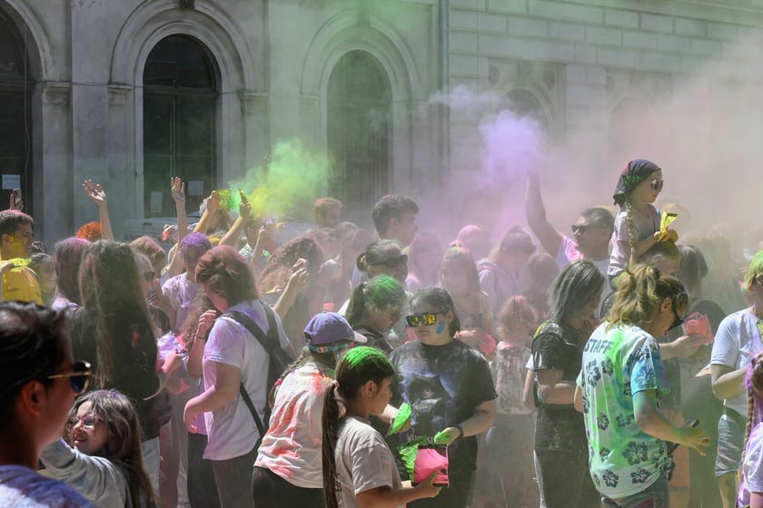 Radosne i bardzo kolorowe święto Holi na dworcu świebodzkim.