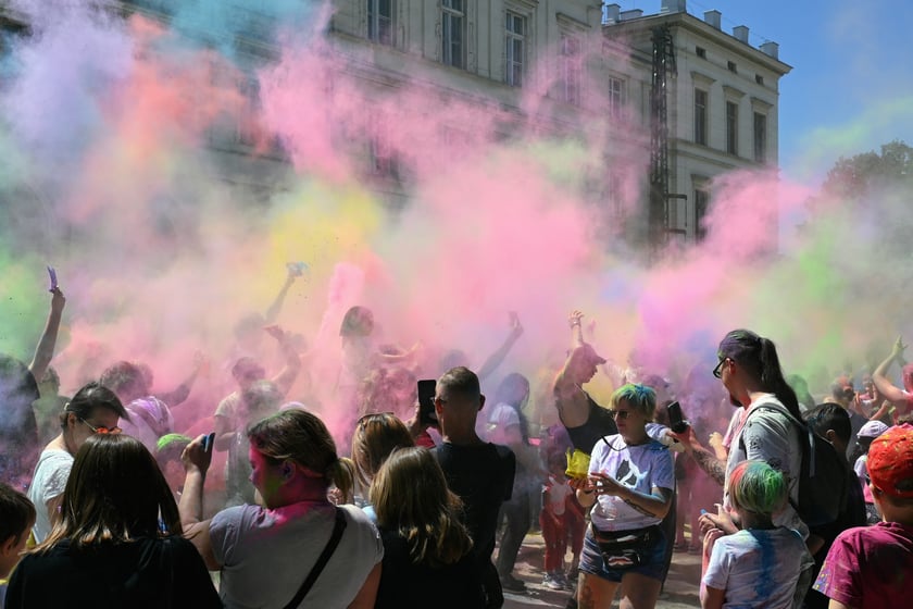 Radosne i bardzo kolorowe święto Holi na dworcu świebodzkim.