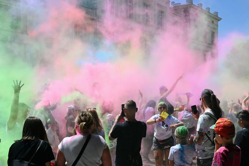 Radosne i bardzo kolorowe święto Holi na dworcu świebodzkim.