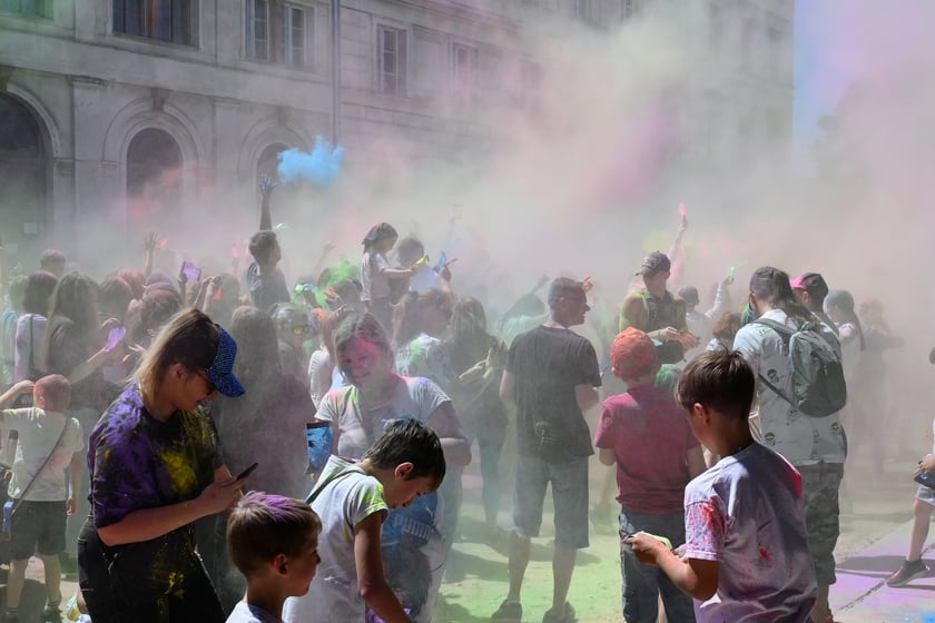 Radosne i bardzo kolorowe święto Holi na dworcu świebodzkim.
