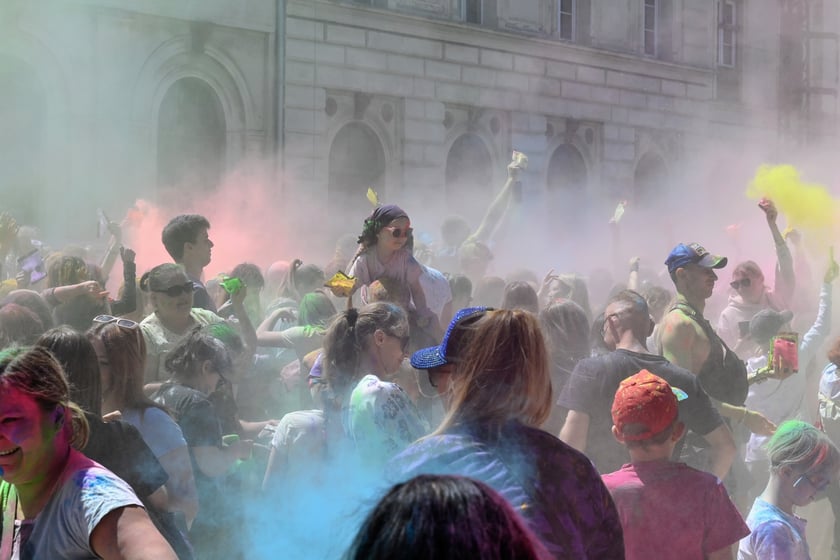 Radosne i bardzo kolorowe święto Holi na dworcu świebodzkim.