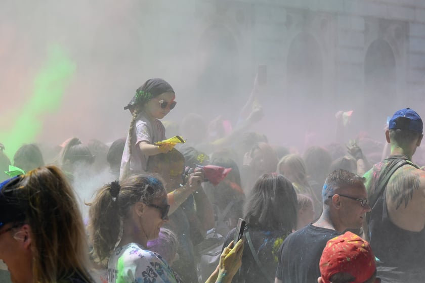 Radosne i bardzo kolorowe święto Holi na dworcu świebodzkim.