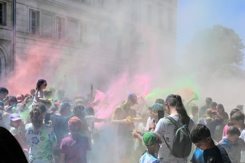 Radosne i bardzo kolorowe święto Holi na dworcu świebodzkim.
