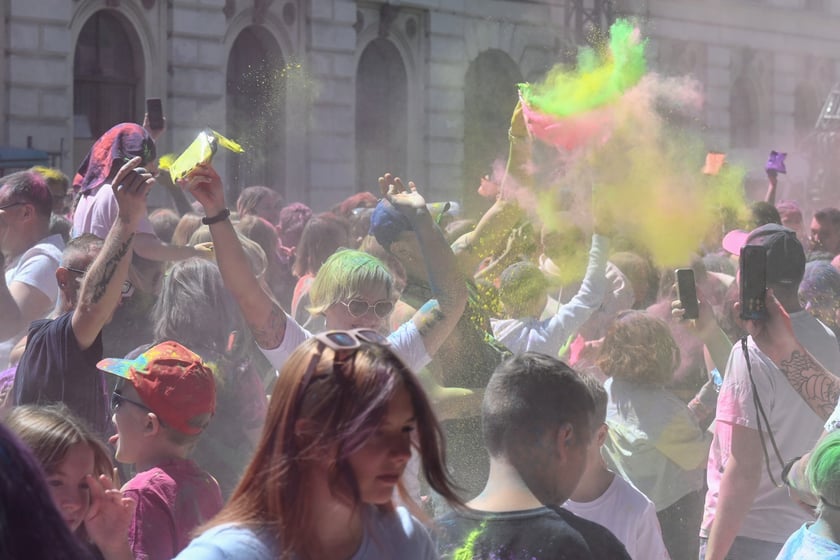 Radosne i bardzo kolorowe święto Holi na dworcu świebodzkim.