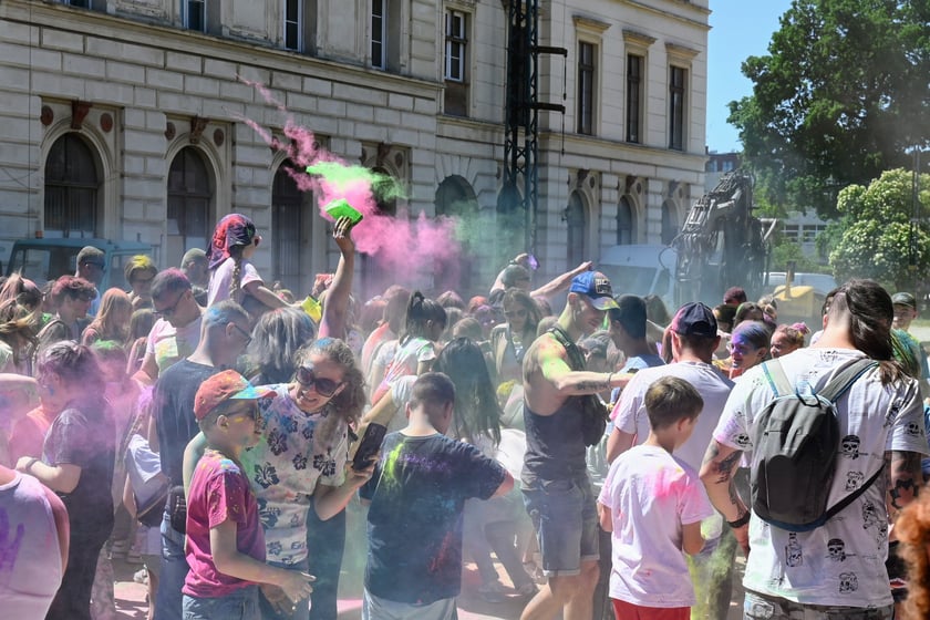 Radosne i bardzo kolorowe święto Holi na dworcu świebodzkim.