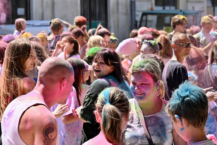 Radosne i bardzo kolorowe święto Holi na dworcu świebodzkim.