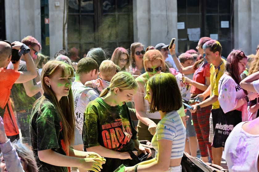 Radosne i bardzo kolorowe święto Holi na dworcu świebodzkim.