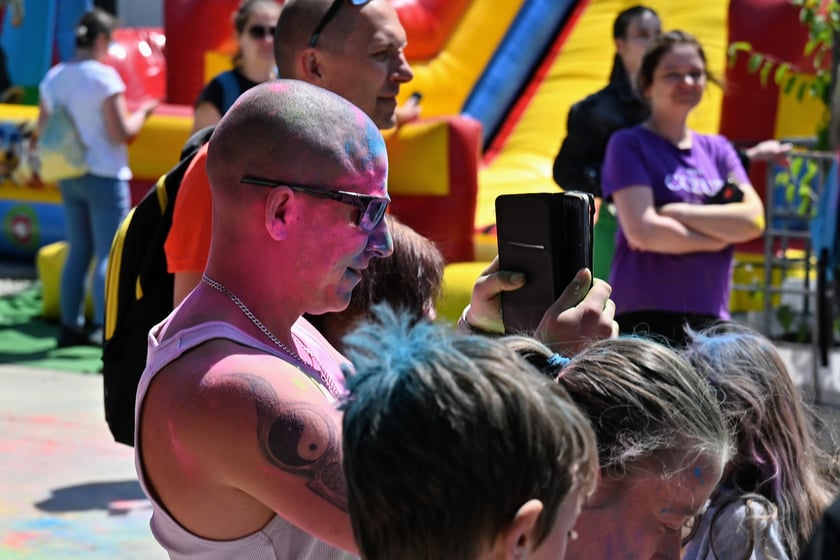 Radosne i bardzo kolorowe święto Holi na dworcu świebodzkim.