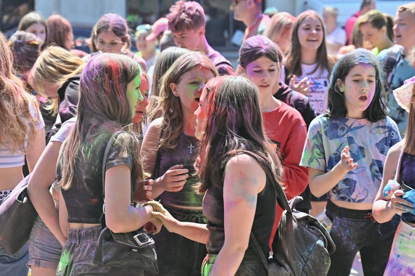 Radosne i bardzo kolorowe święto Holi na dworcu świebodzkim.