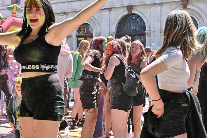 Radosne i bardzo kolorowe święto Holi na dworcu świebodzkim.