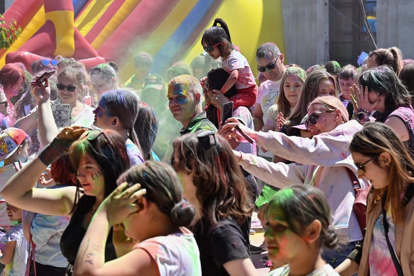 Radosne i bardzo kolorowe święto Holi na dworcu świebodzkim.