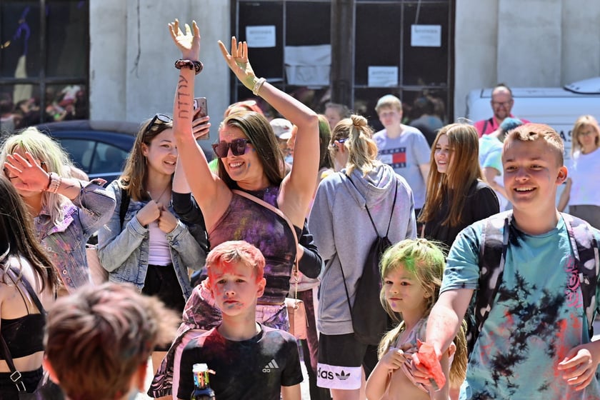 Radosne i bardzo kolorowe święto Holi na dworcu świebodzkim.