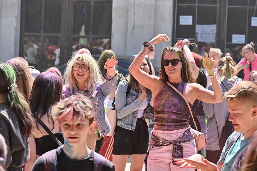 Radosne i bardzo kolorowe święto Holi na dworcu świebodzkim.