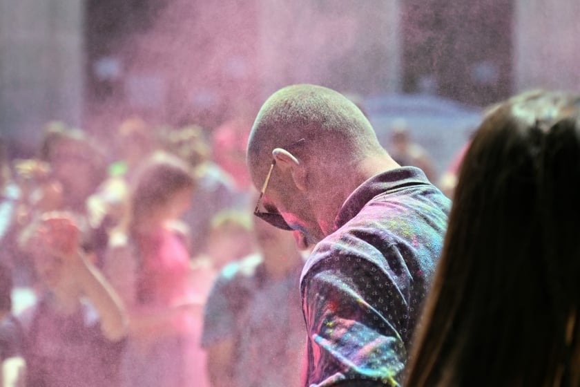 Radosne i bardzo kolorowe święto Holi na dworcu świebodzkim.
