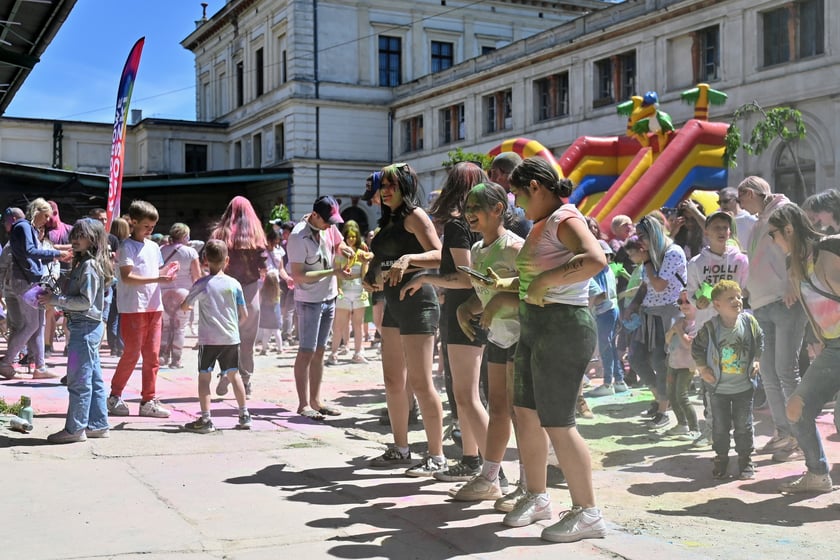 Radosne i bardzo kolorowe święto Holi na dworcu świebodzkim.