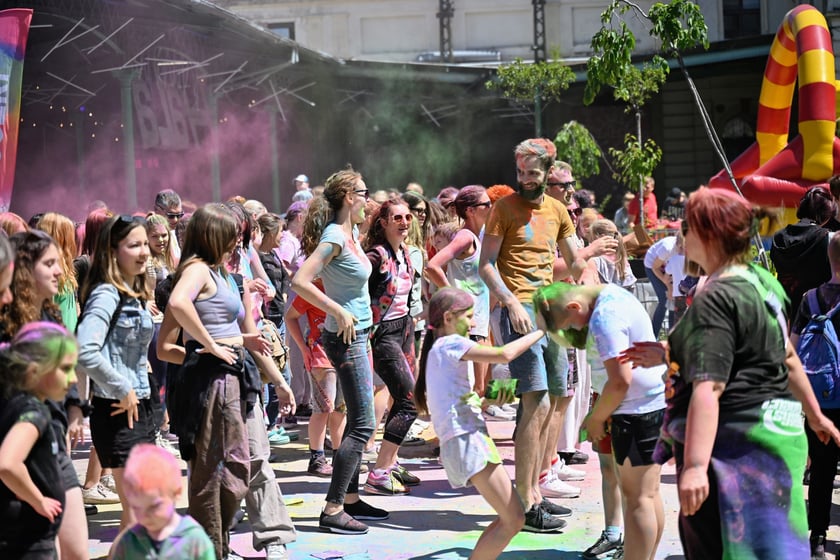 Radosne i bardzo kolorowe święto Holi na dworcu świebodzkim.