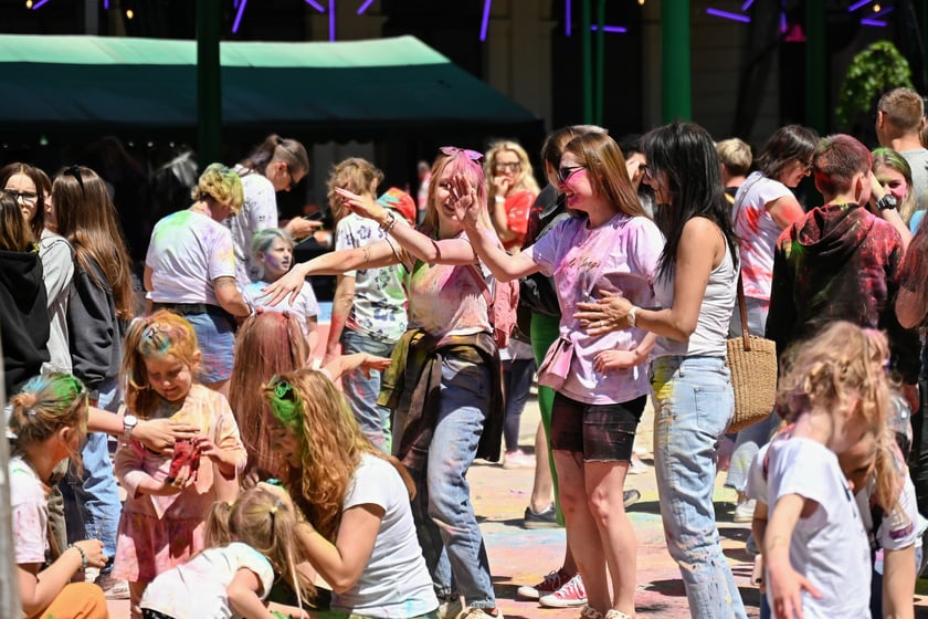 Radosne i bardzo kolorowe święto Holi na dworcu świebodzkim.