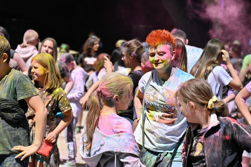 Radosne i bardzo kolorowe święto Holi na dworcu świebodzkim.