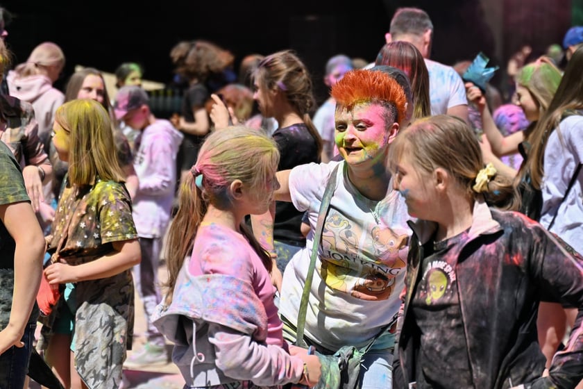 Radosne i bardzo kolorowe święto Holi na dworcu świebodzkim.