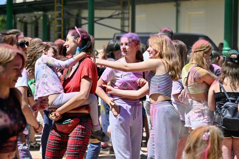 Radosne i bardzo kolorowe święto Holi na dworcu świebodzkim.