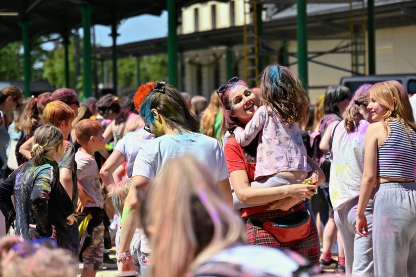 Radosne i bardzo kolorowe święto Holi na dworcu świebodzkim.