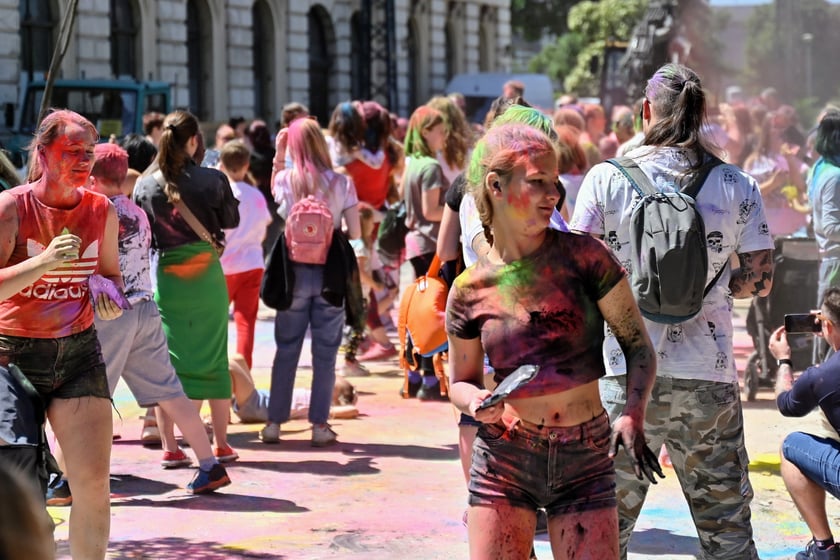 Radosne i bardzo kolorowe święto Holi na dworcu świebodzkim.